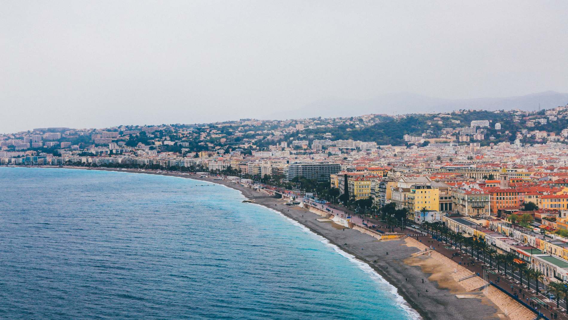 La baie des Anges et la Promenade des Anglais à Nice, vues du ciel